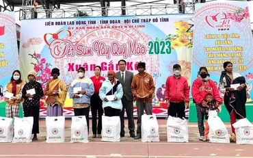 Nhiều gia đình dân tộc thiểu số được thăm hỏi, tặng quà tại chương trình “Tết sum vầy” huyện Di Linh, Lâm Ðồng.