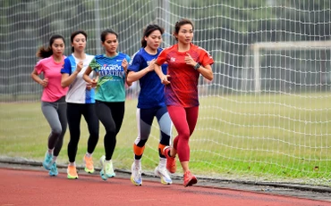 Nguyễn Thị Oanh (áo đỏ) cùng Ðội tuyển điền kinh tập luyện chuẩn bị cho SEA Games 32. (Ảnh MỸ HÀ)
