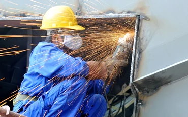 Giờ làm việc của công nhân Công ty đóng tàu Hồng Hà (Hải Phòng). (Ảnh NGUYỄN ÐĂNG)