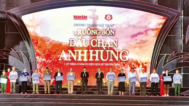 Tổng Biên tập Báo Nhân Dân Lê Quốc Minh và Bí thư Tỉnh ủy Nghệ An Thái Thanh Quý trao sổ tiết kiệm tặng đại diện thân nhân 13 liệt sĩ hy sinh tại Truông Bồn và nhân chứng lịch sử Trần Thị Thông.