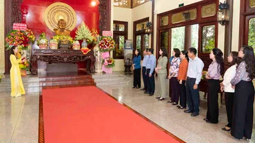 Du khách nghe giới thiệu về cuộc đời cách mạng của Bác Tôn tại Khu lưu niệm.