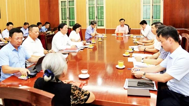 Bí thư Thành ủy, Trưởng đoàn đại biểu Quốc hội thành phố Hà Nội Ðinh Tiến Dũng tiếp công dân Bùi Thị Thanh. (Ảnh THÀNH NGUYỄN)