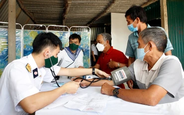 Quân y Vùng 4 Hải quân khám, chữa bệnh cho ngư dân tại thị xã Hoài Nhơn, tỉnh Bình Ðịnh. (Ảnh ÐỨC THU)