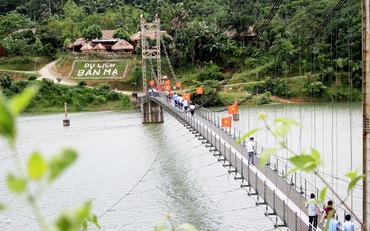 Du khách tham quan điểm du lịch cộng đồng bản Mạ ở thị trấn Thường Xuân, huyện Thường Xuân, tỉnh Thanh Hóa.