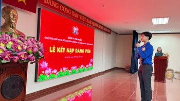Ðồng chí Trần Ðức Anh tuyên thệ trong lễ kết nạp đảng viên do Quận ủy Phú Nhuận (Thành phố Hồ Chí Minh) tổ chức. (Ảnh MẠNH HẢO)
