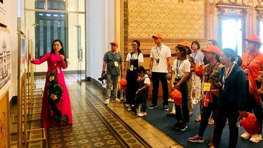 Khách tham quan trụ sở Hội đồng nhân dân và Ủy ban nhân dân Thành phố Hồ Chí Minh.