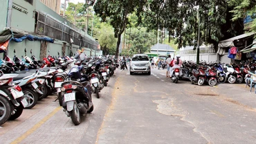 Vỉa hè trên đường Ðặng Thái Thân, Phường 11, Quận 5 bị chiếm dụng làm nơi để xe, buôn bán. (Ảnh ANH THẾ)