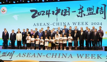 Đại biểu các nước ASEAN và Trung Quốc chụp ảnh lưu niệm tại lễ khai mạc.