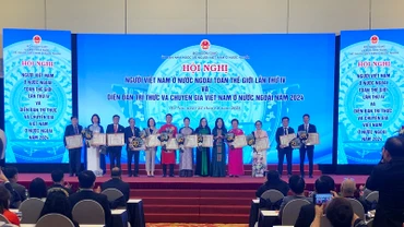 Các tập thể, cá nhân được tặng thưởng vì có đóng góp quan trọng trong công tác người Việt Nam ở nước ngoài.