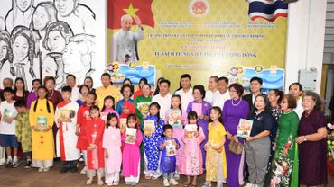 Các đại biểu cùng giáo viên, học sinh của Trường tiếng Việt tiểu học Khánh An.