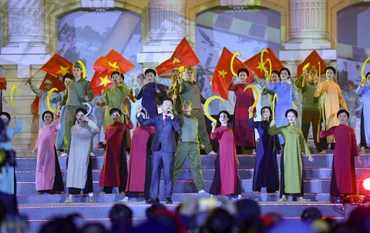 Kỷ niệm 95 năm Ngày thành lập Đảng Cộng sản Việt Nam (03/02/1930 - 03/02/2025), tối 3/2/2025, tại Quảng trường Cách mạng tháng Tám (Hà Nội), Bộ Văn hóa, Thể thao và Du lịch tổ chức Chương trình nghệ thuật đặc biệt "Mừng Đảng, mừng Xuân, mừng đất nước đổi mới” với chủ đề “95 năm - Ánh sáng soi đường”. Ảnh: TTXVN 