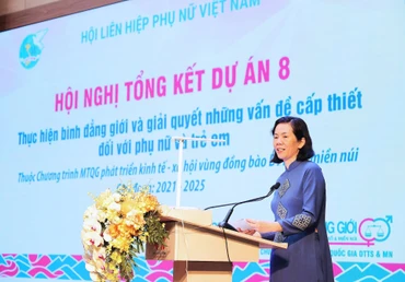 Bà Nguyễn Thị Minh Hương - Phó Chủ tịch Hội Liên hiệp Phụ nữ Việt Nam báo cáo tổng kết, đánh giá kết quả thực hiện Dự án 8 giai đoạn I. 