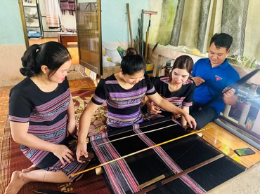 Vợ chồng đảng viên trẻ Phạm Xuân Hậu và Phạm Thị Sung (xã Ba Thành, huyện Ba Tơ) hỗ trợ, kết nối bà con phát triển sản phẩm thổ cẩm Làng Teng.