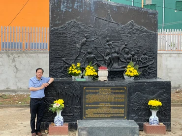 Tác giả bên Bia tưởng niệm Di tích cuộc võ trang vượt ngục ngày 12/12/1952.