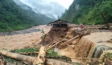 Nhiều nhà dân ở huyện Mù Cang Chải, tỉnh Yên Bái bị sạt lở do nước lũ. Ảnh: Lò Quang Vinh