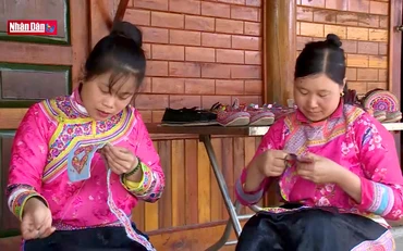 Khám phá nghề làm giày thêu của người Xạ Phang