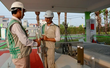Kiểm tra mẫu nước thải sau xử lý tại Nhà máy xử lý nước thải làng nghề Cầu Ngà, huyện Hoài Ðức (Hà Nội). (Ảnh DUY ÐĂNG)