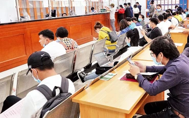 Người dân làm thủ tục hành chính tại thành phố Thủ Ðức, Thành phố Hồ Chí Minh. (Ảnh SỸ ÐÔNG)