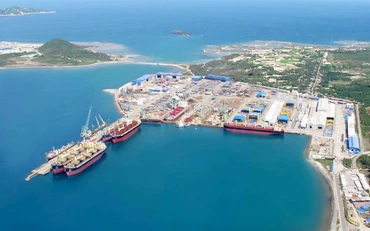 Một góc Khu kinh tế Vân Phong, nơi có điều kiện thuận lợi trong xây dựng cảng trung chuyển quốc tế. 