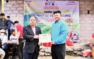 Anh Văn Ðình Tưởng (bên phải) trong một chuyến đi thiện nguyện tại tỉnh Hà Giang. 