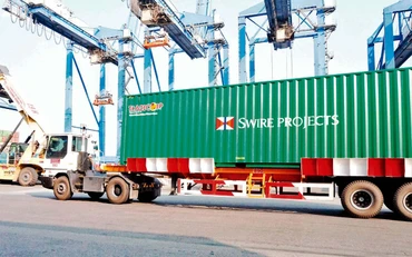 Bốc dỡ, vận chuyển hàng hóa tại Cảng Cát Lái, thành phố Thủ Đức (Thành phố Hồ Chí Minh).