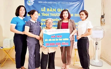 Trao nhà Mái ấm tình thương do Hội Liên hiệp Phụ nữ thành phố Hà Nội tặng gia đình bà Nguyễn Thị Gấm, hộ gia đình chính sách, hoàn cảnh khó khăn, phường Phương Liên (quận Ðống Ða). (Ảnh HÀ LINH)