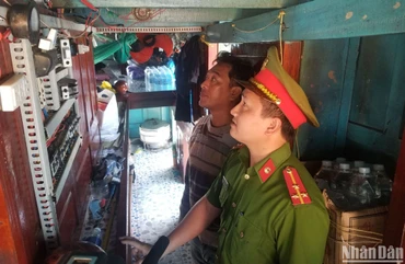 Lực lượng Cảnh sát phòng cháy chữa cháy và cứu hộ cứu nạn Công an tỉnh Quảng Ngãi kiểm tra, hướng dẫn ngư dân bảo đảm các điều kiện về an toàn phòng cháy, chữa cháy khi neo đậu tại cảng cá.