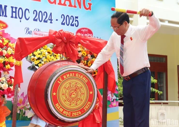 Phó Chủ tịch Quốc hội Trần Quang Phương thực hiện nghi thức đánh trống khai giảng năm học mới 2024-2025 tại Trường trung học cơ sở Ba Vì, huyện Ba Tơ (Quảng Ngãi). 