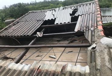 Lốc xoáy làm nhà của dân ở xã Bình Hải, huyện Bình Sơn (Quảng Ngãi) bị hư hại nặng.