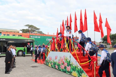 Tân binh Quảng Ngãi nô nức bước qua cầu vinh quang lên đường về đơn vị mới.