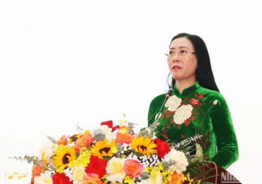Đồng chí Bùi Thị Quỳnh Vân, Ủy viên Trung ương Đảng, Bí thư Tỉnh ủy, Chủ tịch Hội đồng nhân dân tỉnh Quảng Ngãi phát biểu tại kỳ họp.