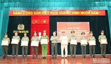 Lãnh đạo Công an tỉnh Quảng Ngãi trao tặng Giấy khen cho các tập thể và cá nhân có thành tích về học tập và làm theo tư tưởng, đạo đức, phong cách Hồ Chí Minh, giai đoạn 2021-2203. 