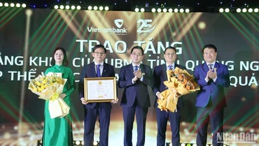 Trao Bằng khen của Ủy ban nhân dân tỉnh Quảng Ngãi cho Vietcombank Quảng Ngãi, đã có thành tích trong xây dựng và phát triển, góp phần vào sự phát triển kinh tế-xã hội của tỉnh Quảng Ngãi.