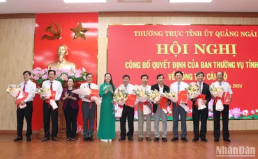 Lãnh đạo Tỉnh ủy Quảng Ngãi trao Quyết định và tặng hoa chúc mừng 9 đồng chí thuộc diện Ban Thường vụ Tỉnh ủy Quảng Ngãi được điều động, luân chuyển nhận nhiệm vụ mới. 