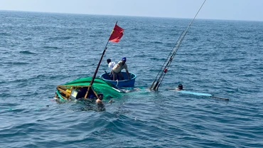 Tàu cá QNg 11126 TS bị chìm trên biển sau khi va chạm với tàu chở hàng.