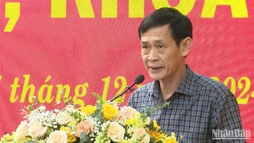 Phó Chủ nhiệm Thường trực Ủy ban Kiểm tra Tỉnh ủy Quảng Ngãi Lê Văn Huy trình bày báo cáo tóm tắt kết quả thực hiện nhiệm vụ kiểm tra, giám sát và thi hành kỷ luật của Đảng bộ tỉnh năm 2024. 