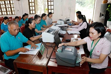 Hằng tháng, Ngân hàng Chính sách xã hội huyện Quỳnh Lưu tổ chức giao dịch tại các điểm giao dịch của xã nhằm hỗ trợ người nghèo kịp thời có vốn để sản xuất, kinh doanh. 