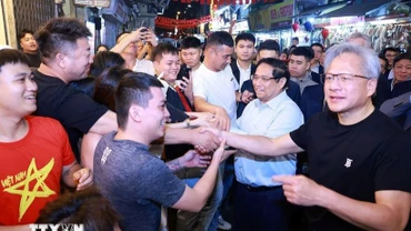 Thủ tướng cùng Chủ tịch Tập đoàn NVIDIA trải nghiệm Hà Nội về đêm