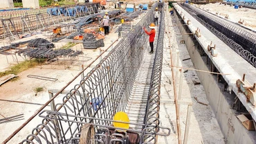 Ba tháng qua, công trình thi công dự án thành phần 1A (đoạn Tân Vạn- Nhơn Trạch giai đoạn 1) thuộc đường vành đai 3 Thành phố Hồ Chí Minh ngưng trệ phần san lấp nền đường do thiếu cát.