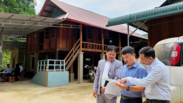 Cán bộ xã Phú Xuân, huyện Quan Hóa và các cơ quan chức năng trao đổi về công tác hỗ trợ các gia đình tái định cư.