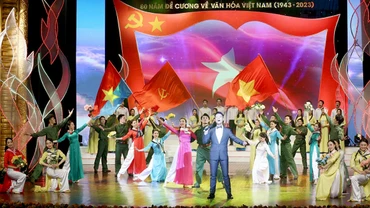 Tiết mục biểu diễn trong Chương trình nghệ thuật đặc biệt “Ðề cương về Văn hóa Việt Nam-Những dấu ấn lịch sử”. (Ảnh TRẦN HUẤN)