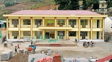 Trường Phổ thông dân tộc bán trú Trung học cơ sở xã Khánh Xuân, huyện Bảo Lạc, tỉnh Cao Bằng được xây dựng khang trang từ vốn phát triển vùng đồng bào dân tộc thiểu số. (Ảnh MINH TUẤN)