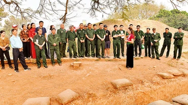 Đoàn cựu chiến binh tham quan khu di tích Đồi A1. Ảnh: ĐĂNG KHOA