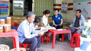 Cán bộ bảo hiểm xã hội tỉnh phối hợp địa phương tuyên truyền cho người lao động tham gia bảo hiểm xã hội tự nguyện.