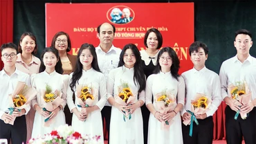 Lễ kết nạp đảng viên Trường THPT Chuyên Biên Hòa.