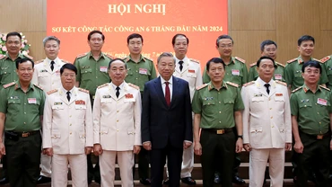Chủ tịch nước Tô Lâm với các đại biểu tham dự Hội nghị. (Ảnh CỔNG THÔNG TIN ÐIỆN TỬ BỘ CÔNG AN)