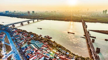 Ðồ án Quy hoạch Thủ đô Hà Nội thời kỳ 2021-2030, tầm nhìn đến năm 2050 đề xuất hệ thống tàu điện một ray bố trí dọc hai bên sông Hồng. (Ảnh ÐĂNG ANH)