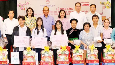 Trao học bổng tặng học sinh dân tộc thiểu số trên địa bàn Quận 8.