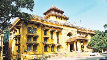 Ðại học Quốc gia Hà Nội mang vẻ đẹp Á - Âu điển hình của kiến trúc Ðông Dương. 