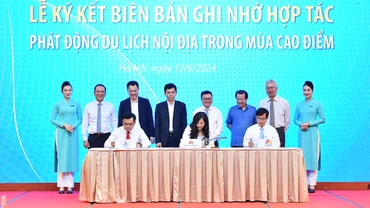 Lễ ký kết bản ghi nhớ hợp tác, phát động du lịch nội địa mùa cao điểm giữa Vietnam Airlines. thành phố Đà Nẵng và tỉnh Khánh Hòa. (Ảnh THỦY NGUYÊN)